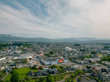 Fuji Dağı 'nın ve Gotemba şehrinin hava manzarası. Yüksek kalite 4k görüntü