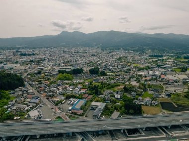 Fuji Dağı 'nın ve Gotemba şehrinin hava manzarası. Yüksek kalite 4k görüntü