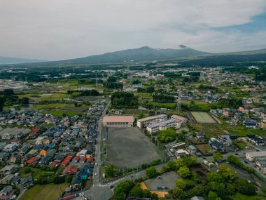 Fuji Dağı 'nın ve Gotemba şehrinin hava manzarası. Yüksek kalite 4k görüntü