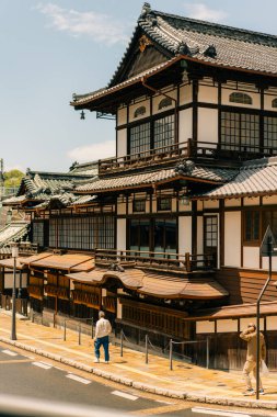 MATSUYAMA, JAPAN - 10 Ağustos 2025 Dogo Onsen Honkan. Yüksek kalite fotoğraf