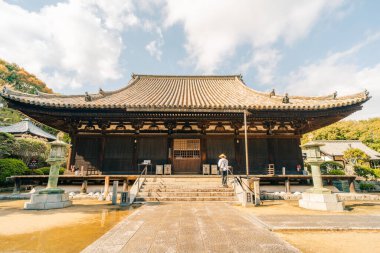 Shikoku, JAPONYA - 2 Mayıs 2025 Shikoku haccında 52 numaralı Taisanji Tapınağı. Yüksek kalite fotoğraf