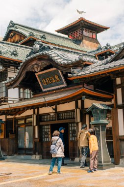 MATSUYAMA, JAPAN - 10 Ağustos 2025 Dogo Onsen Honkan. Yüksek kalite fotoğraf