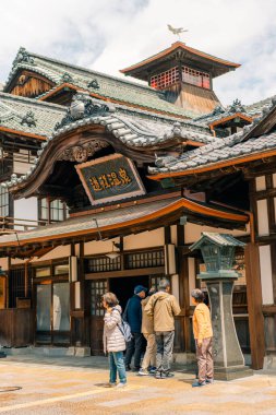 MATSUYAMA, JAPAN - 10 Ağustos 2025 Dogo Onsen Honkan. Yüksek kalite fotoğraf