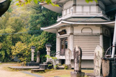 Shikoku, Japonya - 2 Mayıs 2025 Jinne-in Tapınağı No. Shikoku haccında 68 kişi. Yüksek kalite fotoğraf