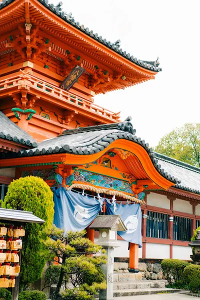 Matsuyama, Japonya - 22 Mayıs 2025 Matsuyama şehrinde bir Shinto türbesi olan Isaniwa Jinja Ana Salonu. Yüksek kalite fotoğraf