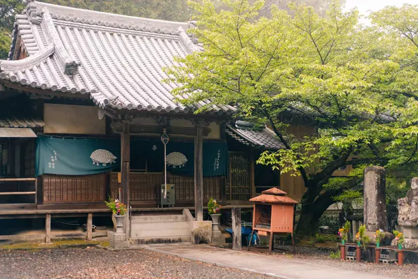 Shikoku, Japonya - 2 Mayıs 2025 Daiko ij Tapınağı No. Shikoku haccında 67 kişi. Yüksek kalite fotoğraf