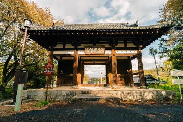 Shikoku, JAPONYA - 2 Mayıs 2025 Shikoku haccında 52 numaralı Taisanji Tapınağı. Yüksek kalite fotoğraf