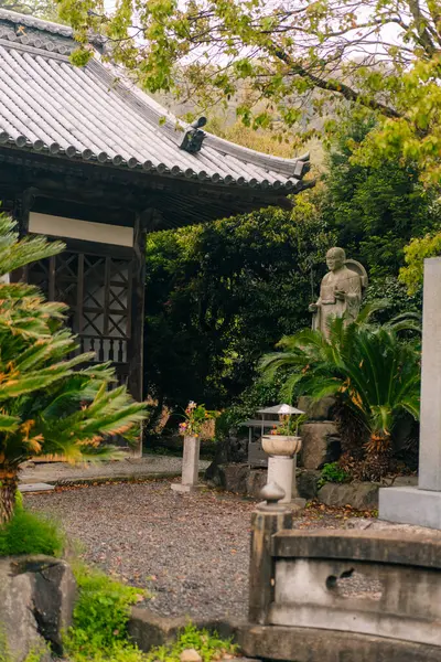 Shikoku, Japonya - 2 Mayıs 2025 Daiko ij Tapınağı No. Shikoku haccında 67 kişi. Yüksek kalite fotoğraf