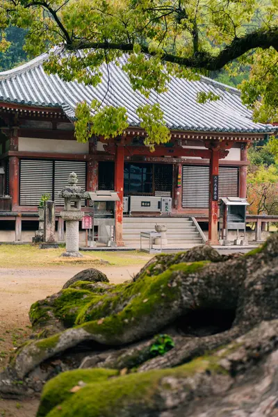 Shikoku, Japonya - 2 Mayıs 2025 Jinne-in Tapınağı No. Shikoku haccında 68 kişi. Yüksek kalite fotoğraf