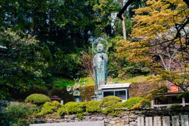 Shikoku, Japonya - 2 Mayıs 2025 Sankaku ij Tapınağı No. Shikoku haccında 65 kişi. Yüksek kalite fotoğraf