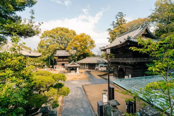 Shikoku, JAPONYA - 2 Mayıs 2025 Shikoku haccında 52 numaralı Taisanji Tapınağı. Yüksek kalite fotoğraf