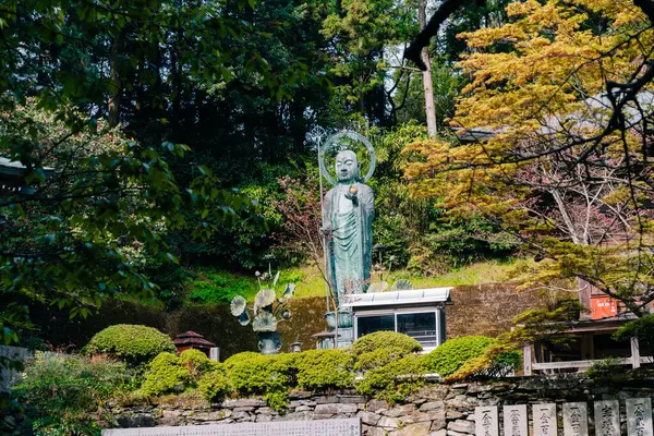 Shikoku, Japonya - 2 Mayıs 2025 Sankaku ij Tapınağı No. Shikoku haccında 65 kişi. Yüksek kalite fotoğraf