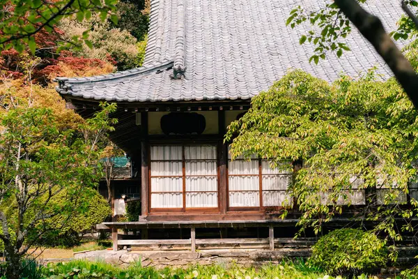 Shikoku, Japonya - 2 Mayıs 2025 Sankaku ij Tapınağı No. Shikoku haccında 65 kişi. Yüksek kalite fotoğraf