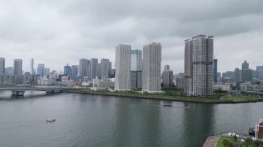 Tokyo Odaiba Koto-ku Körfezi gezinti güvertesi Panorama Ariake gökdelenleri Japonya