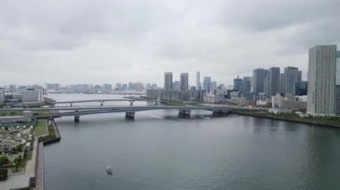 Tokyo Odaiba Koto-ku Körfezi gezinti güvertesi Panorama Ariake gökdelenleri Japonya