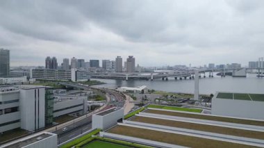 Tokyo Odaiba Koto-ku Körfezi gezinti güvertesi Panorama Ariake gökdelenleri Japonya