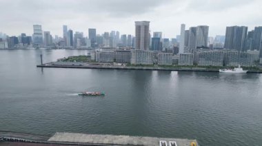 Tokyo Odaiba Koto-ku Körfezi gezinti güvertesi Panorama Ariake gökdelenleri Japonya