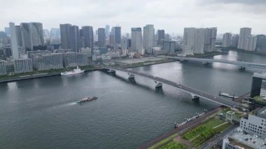 Tokyo Odaiba Koto-ku Körfezi gezinti güvertesi Panorama Ariake gökdelenleri Japonya