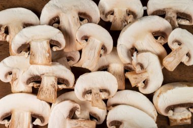 Düğme mantarı solungaçlı bir mantardır. Büyüyüp tüketilen en popüler mantardır. Burada bazı taze organik mantarlar güzel bir doku yapısı oluşturuyorlar..