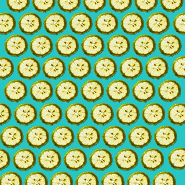 Свіжі Скибочки Лимона Синьо Зеленому Фоні Утворюють Красивий Фон Текстури — стокове фото