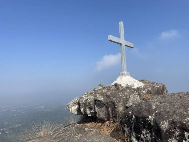 Dünyanın tepesine tünemiş, Kolagappara 'daki haç hayranlık uyandıran bir manzaraya hükmediyor. Yukarısında berrak bir gökyüzü ve altında puslu bir manzara olan sakin bir çevre, doğanın ihtişamı için gerçekten büyüleyici bir manzara yaratır..