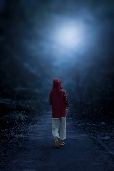 Genç bir kız ormanda tek başına dolaşıyordu..