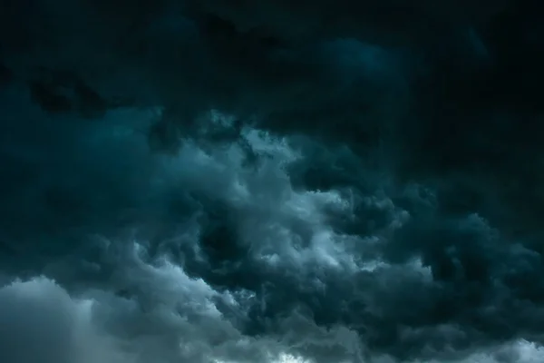 乌云和暴雨正在自然地可怕地降临 — 图库照片