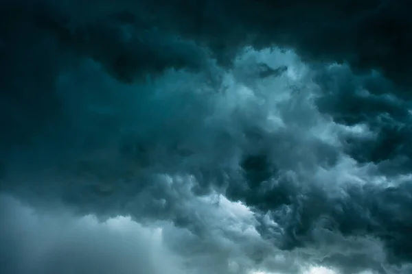 雲と雨 恐ろしい嵐がやって来る — ストック写真