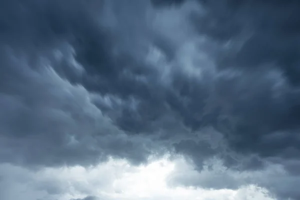 강력한 바람으로 구름과 끔찍한 폭풍으로 오게되었습니다 — 스톡 사진