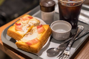 Sandviç pastırmalı buzlu kahve. Ev yapımı Fransız tostu pastırmalı sandviç ve buzlu kahve..
