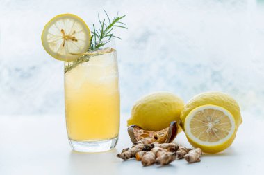 Bitkisel içecek. Limonlu yeşil çay ve cam bardakta zencefil..