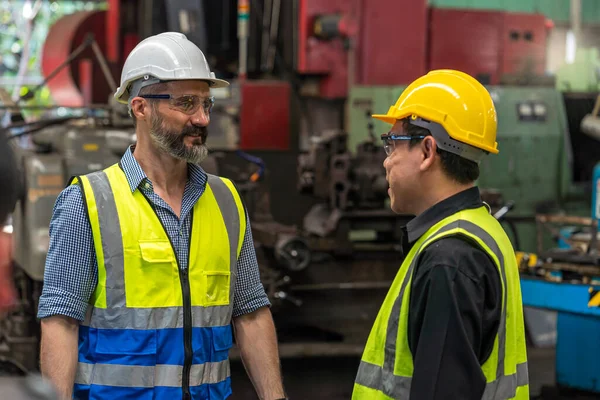 Mühendis Fabrikadaki Teknisyenle Konuşuyor Teknisyen Adam Çelik Fabrikasında Çalışıyor Güvenlik — Stok fotoğraf