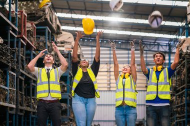 Mühendisler ya da teknisyenler ekip çalışması. İşçi ve mühendis ekibi yedek parça deposunda kutlama yapıyor..