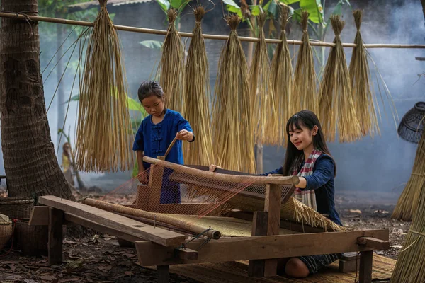 Two Asian Girl Weaving Mat Girl Weaving Mats Countryside Nong — Stock Photo, Image