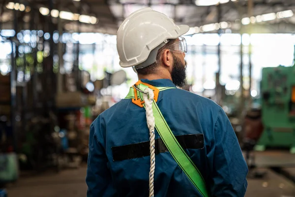Teknisyen Çelik Fabrikasında Çalışıyor Endüstriyel Mühendisin Koruyucu Giysiler Giydiği Arka — Stok fotoğraf