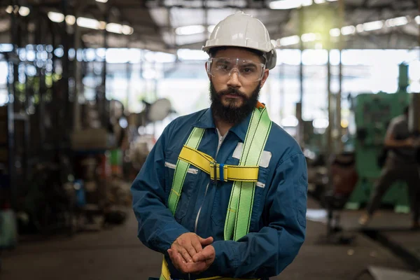 Teknisyen Çelik Fabrikasında Çalışıyor Koruyucu Giysiler Giyen Endüstri Mühendisi Kaskını — Stok fotoğraf