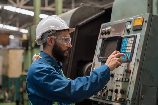 Teknisyen Çelik Fabrikasında Çalışıyor Motor Kontrolde Mühendis Var Fabrika Işçisi — Stok fotoğraf