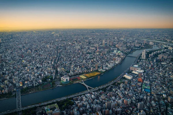 東京都内のスカイライン屋上からの眺めと川 東京の夕日のスカイラインの空中ビュー — ストック写真
