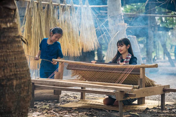 Ázsiai Lány Szövögeti Szőnyeget Lány Szőnyegeket Sző Vidéken Nong Khai — Stock Fotó
