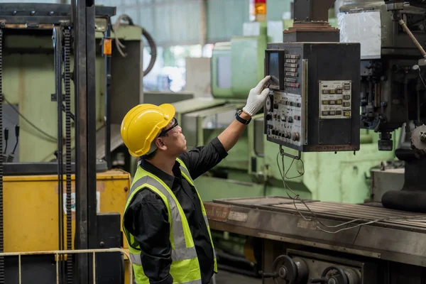Funcionários Técnicos Estão Verificando Funcionamento Máquina Antiga Operação Trabalhador Fábrica — Fotografia de Stock