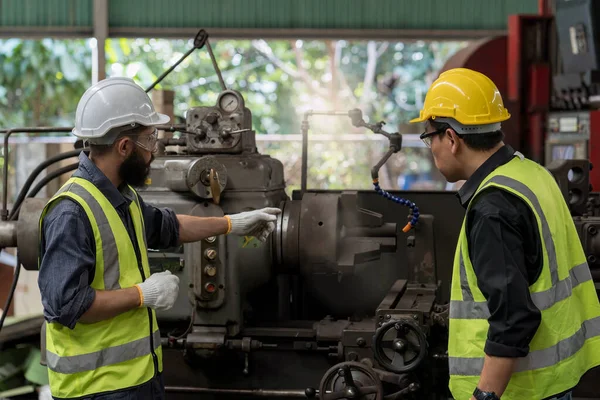 男技术员在一家钢铁厂工作 钢制机器上戴安全帽的男工 — 图库照片