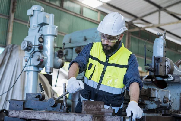 Mühendis Teknisyen Çelik Fabrikasında Çalışıyor Güvenlik Kasklı Işçi Çelik Makinesinde — Stok fotoğraf