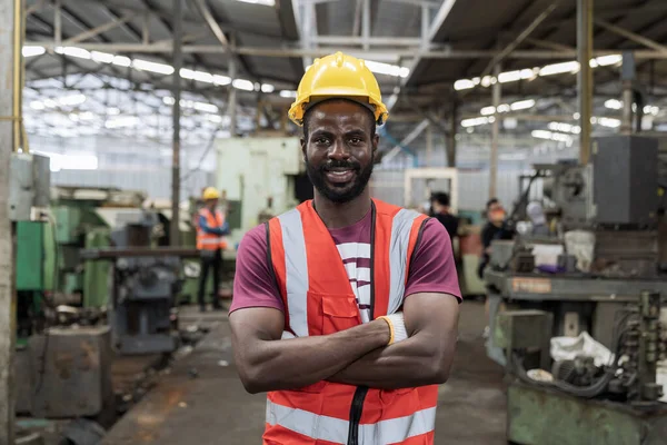 Üretimdeki Bir Mühendisin Portresi Teknisyen Adam Çelik Fabrikasında Çalışıyor Güvenlik — Stok fotoğraf