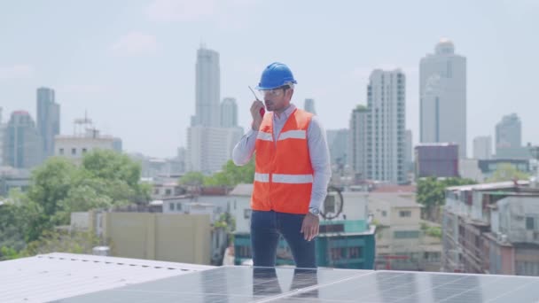 Ingeniero Técnico Está Comprobando Funcionamiento Del Panel Solar — Vídeos de Stock