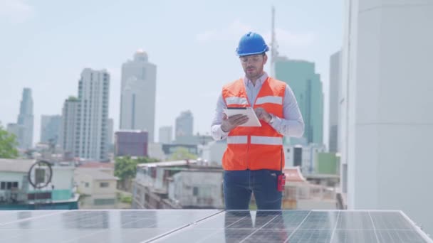 Inženýr Nebo Technik Kontroluje Činnost Solárního Panelu — Stock video