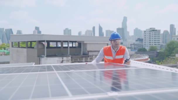 Solární Větrná Elektrárna Obnovitelné Energie Foreman Používá Rádio Oblasti Solárního — Stock video