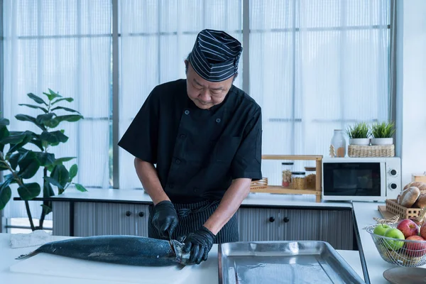 Japanese Chef Cleaning Salmon Worker Cutting Salmon Board — Stock Photo, Image