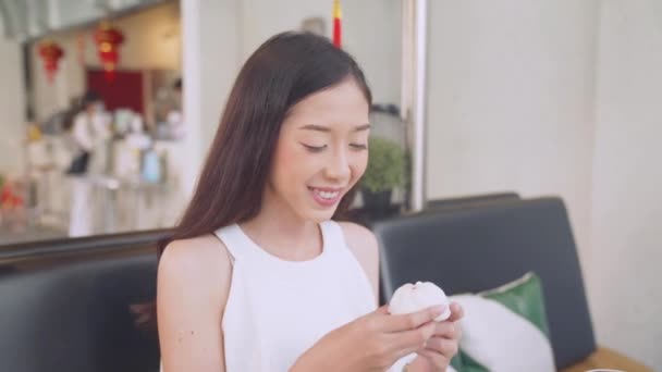 蒸し饅頭を詰めた若い女性 アジアの女性の手は中国の蒸しパンを保持します — ストック動画