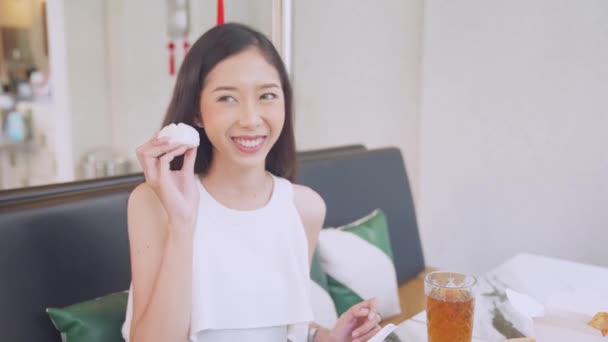 Młoda Kobieta Wypchaną Bułką Azji Kobieta Trzymać Chiński Parze Bułki — Wideo stockowe