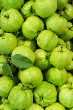 Yemek Geçmişi. Markette satılık lezzetli meyveler. Yakından taze guava. Bir sürü guava..